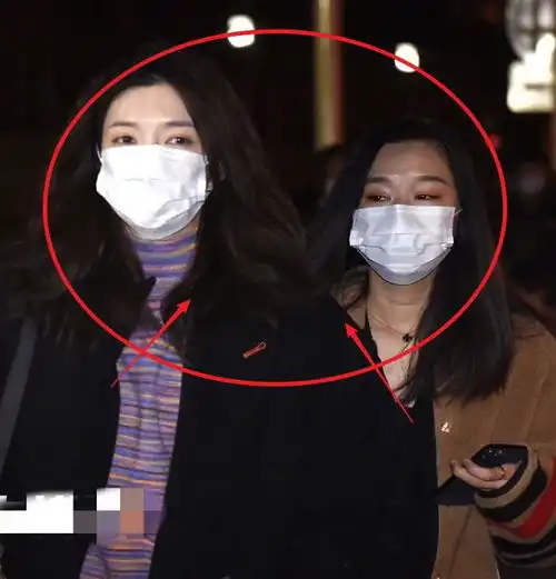 江疏影与工作人员同框,肤色差距大被调侃,她的回复堪称教科书

