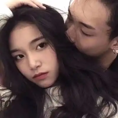 虐狗专用情头虐狗图片一张俩人亲吻一对
