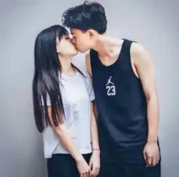 妈妈帮我订娃娃亲,长大后我不同意但我们却在一起了
