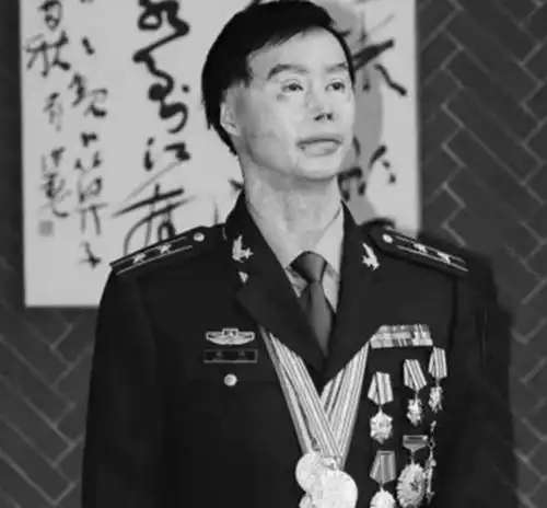 1995年,兵哥哥梁强勇救27名乘客被重度烧伤,女友始终不离不弃

