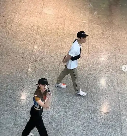 邓紫棋与男友现身机场,穿同款情侣鞋帽超恩爱,与粉丝合影很友善

