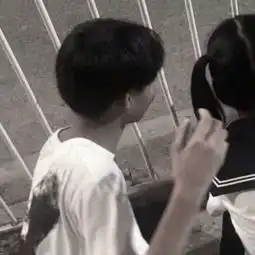 qq情侣头像低调好看学生专属情侣头像一人一张
