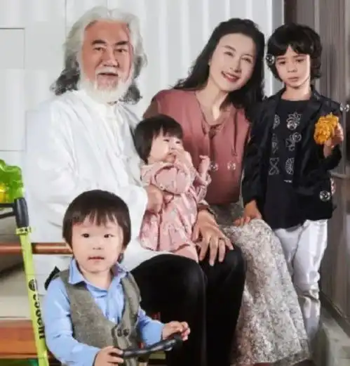 张纪中过70岁大寿,小31岁娇妻忙里忙外,与岳父母同框似同龄人
