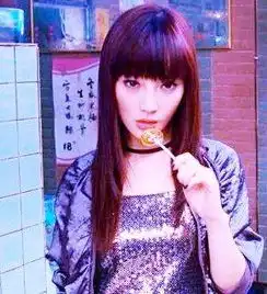 异能里那个吃棒棒糖的邪恶女生是李小璐扮演的么求图求真相
