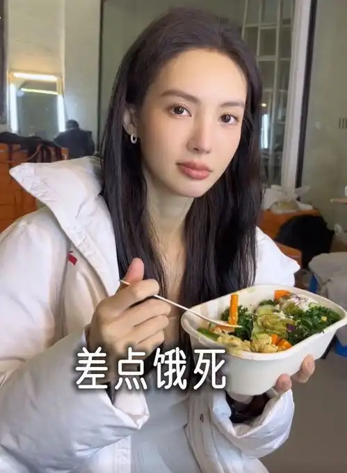微博之夜女星突破自我个个很敢穿,不再一味保守,脸上写满野心
