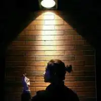qq情侣头像一男一女楼房和树木都是模模糊糊的
