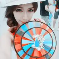 小清新女生手拿五彩风车的情侣头像
