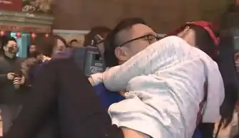 抱着接吻两小时可以赢手机引众多情侣挑战,网友想赢嘴都肿了
