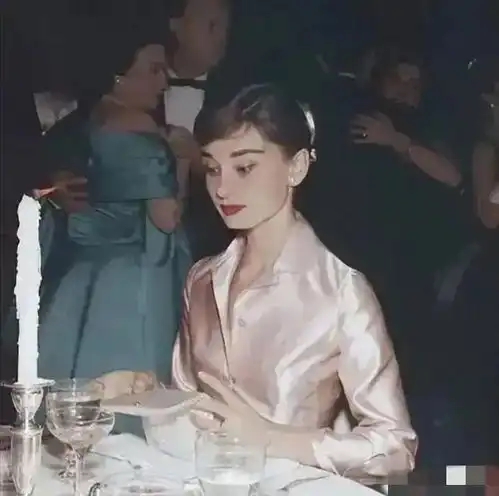 那些难得一见的图,看完眼界大开,尤其是伊丽莎白的礼服
