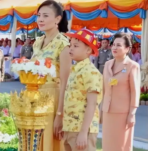 西拉米也曾幸福出镜,生母子嗣罕见同框,留存亲情弥补心中遗憾
