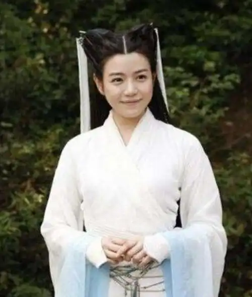 四版小龙女扮演者换上婚纱照,最美的果然还是李若彤
