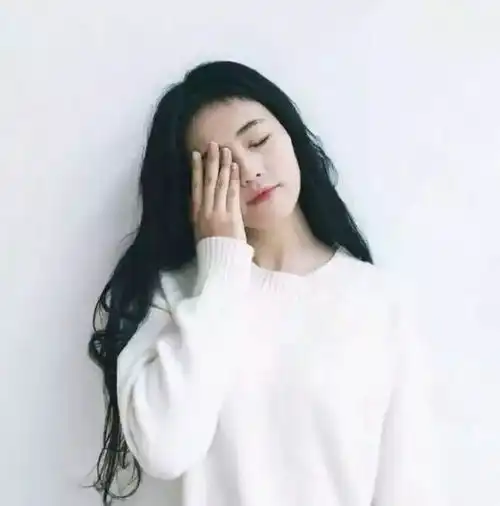 搞笑段子去一哥们家做客,只见哥们把快吃完的苹果给他女友了
