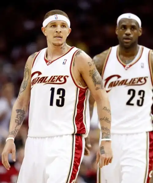 媒体发文韦斯特在nba赚了多少钱他和詹姆斯老妈是情侣吗

