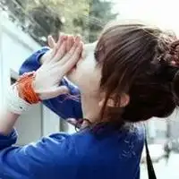 帮我选一个和这图配的qq头像
