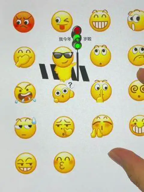 明年就不是4岁小孩了拍照姿势ipad绘画emoji情景剧
