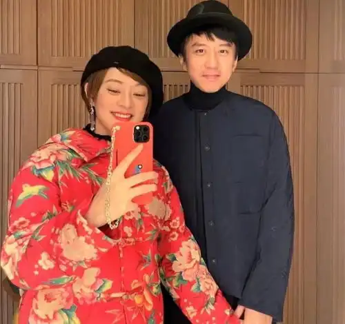 邓超走红毯,紧跟孙俪身后好似小跟班,宠完老婆又宠儿子鹿晗
