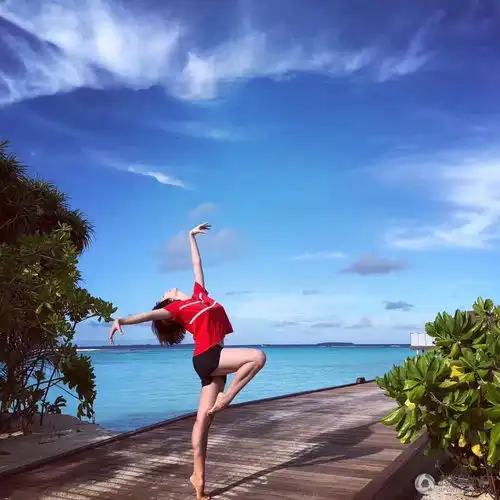 邹凯周捷夫妇马尔代夫过中秋节海边浪漫相拥羡煞人
