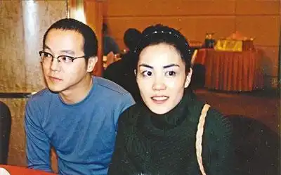 看了窦唯二女儿和窦靖童的合影,才知道王菲和窦唯的基因谁的更强
