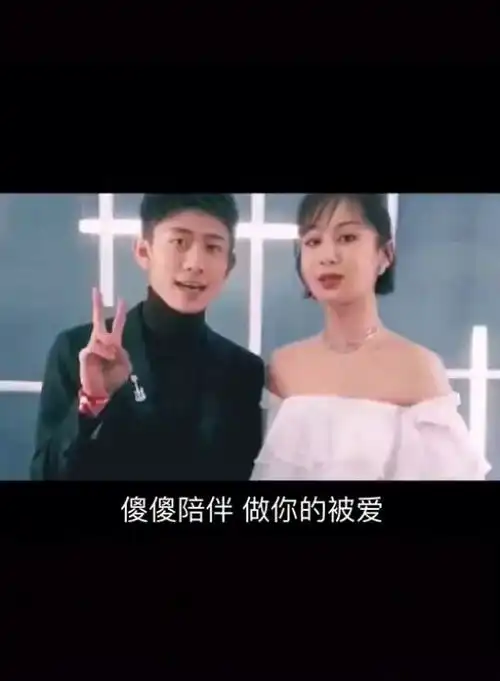 看她的眼神,满眼都充满了宠溺,cp感十足啊
