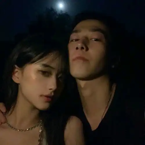 三次元模糊,暗色系复古风日系情侣头像,闺蜜头
