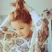 面容很精致很赏心悦目的女生头像
