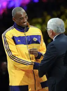 nba总冠军颁奖仪式举行斯特恩颁发总冠军戒指
