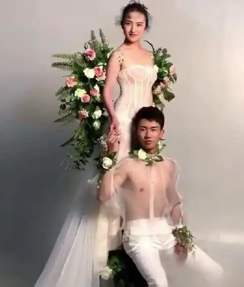超高颜值情侣拍婚纱照,新郎服装太辣眼,不料结果很惊艳
