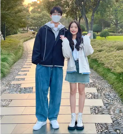 高颜值情侣穿搭,158女友和178男友甜蜜同框,越看越般配

