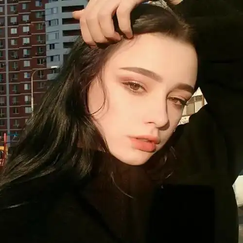 背lv逛菜市场的时髦女孩
