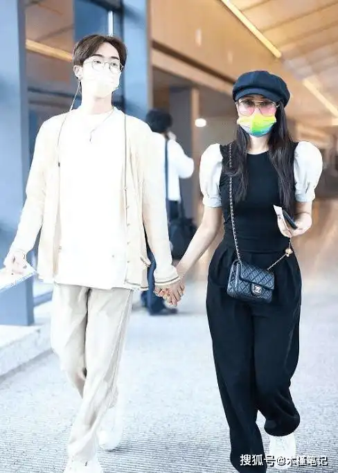 伊能静儿子与闺蜜过情人节,再穿女装与对方比美,嘟嘴卖萌太可爱
