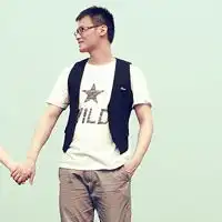 小清新女生手拿五彩风车的情侣头像
