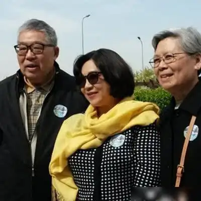 李连杰背后的两个女人,59岁利智风韵犹存,前妻至今单身未婚
