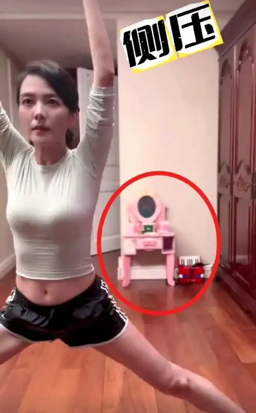 汪涵有二胎了妻子杨乐乐直播说漏嘴,网友是3个,两男一女
