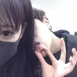 情侣头像只知看到他与别人拥抱亲吻,便轻易红了眼眶
