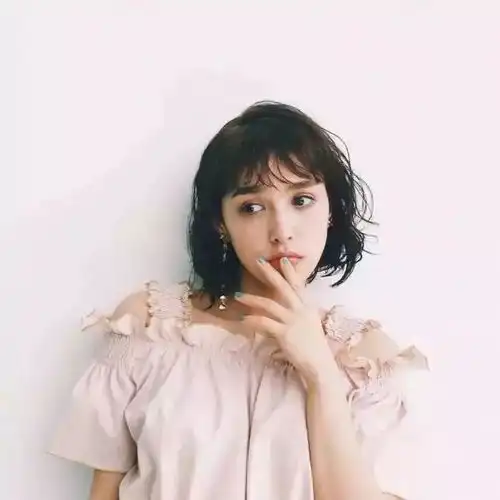 短发女头
