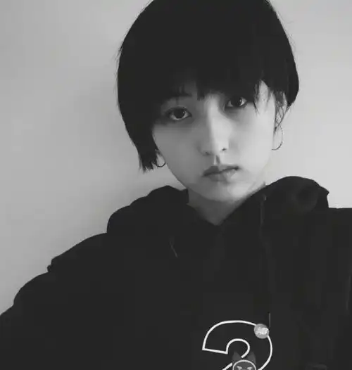 可爱头像偏偏入局可明知是戏
