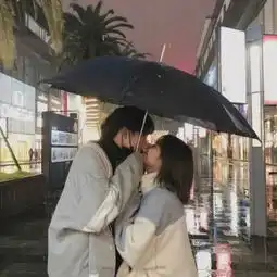 网易云热评他从我身边走过去时,我的心脏都要跳出来了
