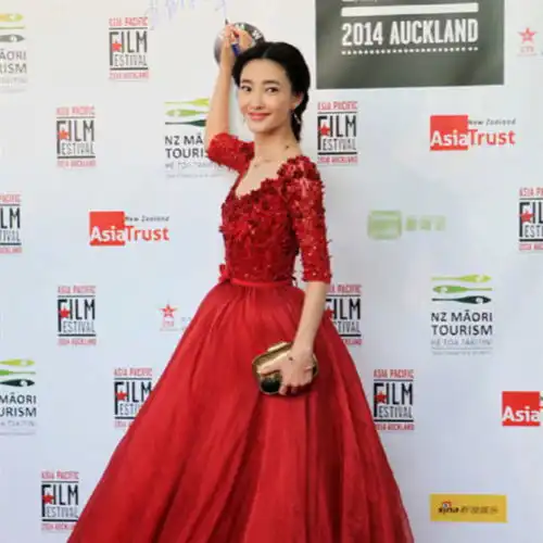 王丽坤身穿大红色玫瑰熊长裙,撞衫赵丽颖,女人就要这样美

