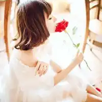 手里拿着花的潮人女生头像
