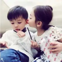 这个小男孩叫什么有这个头像另一张吗
