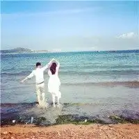 急需此情侣头像的另一张这是海边的
