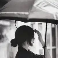 一个人淋雨的凄美图片动漫一个人淋雨伤感图

