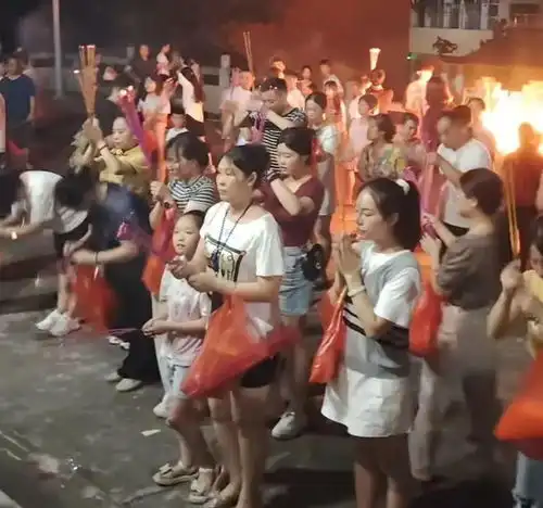 凌晨全州这地方人山人海,挤得水泄不通....
