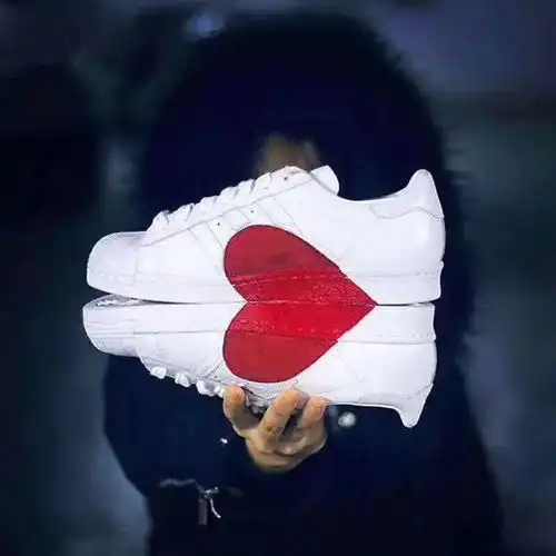 adidas18年春夏限量版superstar爱心贝壳头情侣板鞋
