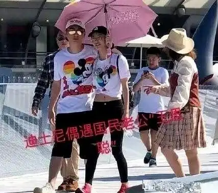 王思聪遇到真爱罕见当众示爱高挑美女,双手环抱将对方拥入怀中

