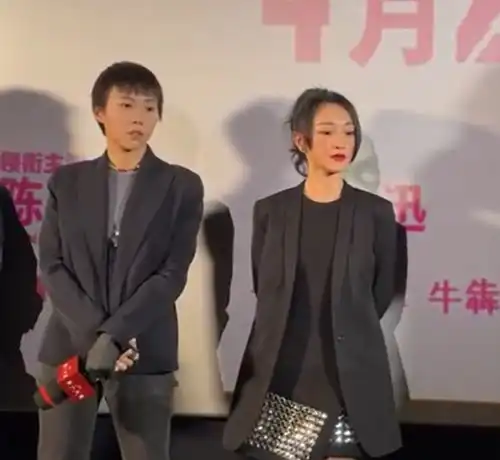 40岁周迅瘦成纸片人瘦的外套都撑不起,和窦靖童同框像同龄人
