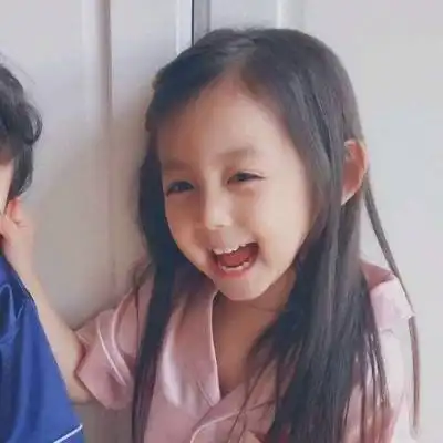 情侣头像可爱小孩一对两张真人萌娃情侣头像一男一女

