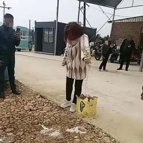四川一男子路边倒着酒,200元包厢唱歌4小时,老板送的酒不让带走
