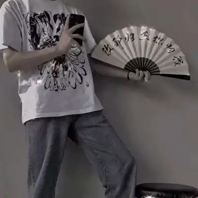 拿扇子的男生头像手拿着扇子的社会图
