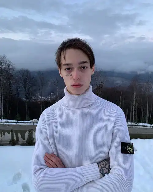 有哪些让人感觉真人很帅的男生头像
